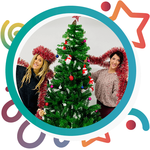 Dos mujeres decorando el árbol de Navidad