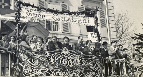 Balcón presidencial en Sara, Lapurdi. Imagen del catálogo del Museo del Nacionalismo Vasco en EMSIME. Año 1939.