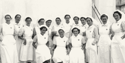 Grupo de enfermeras del refugio de exiliados vascos en La Roseraie. Imagen del catálogo del Museo del Nacionalismo Vasco en EMSIME. Año 1937-1940.
