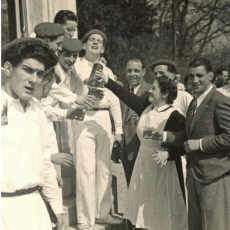Festejos contra la guerra por parte del grupo coral Erresoinka. Imagen del catálogo del Museo del Nacionalismo Vasco en EMSIME. Año 1939.