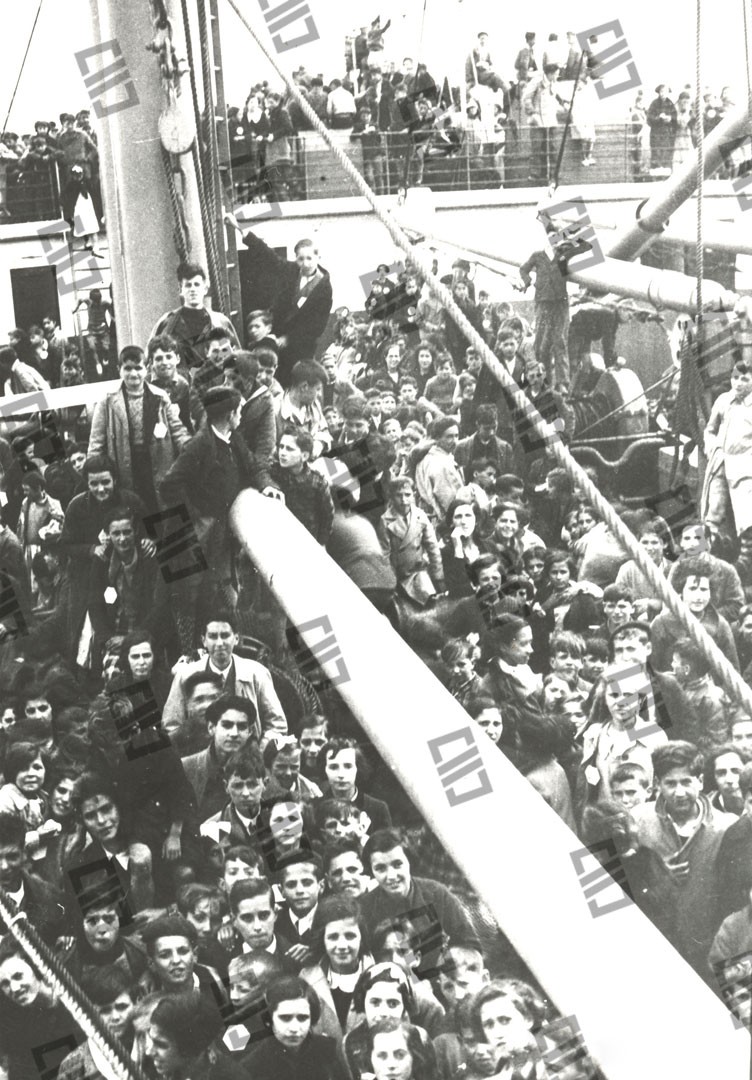 Cubierta del barco “Habana” rebosante de niños vascos evacuados desde el puerto de Santurce a Gran Bretaña. 21/05/1937.