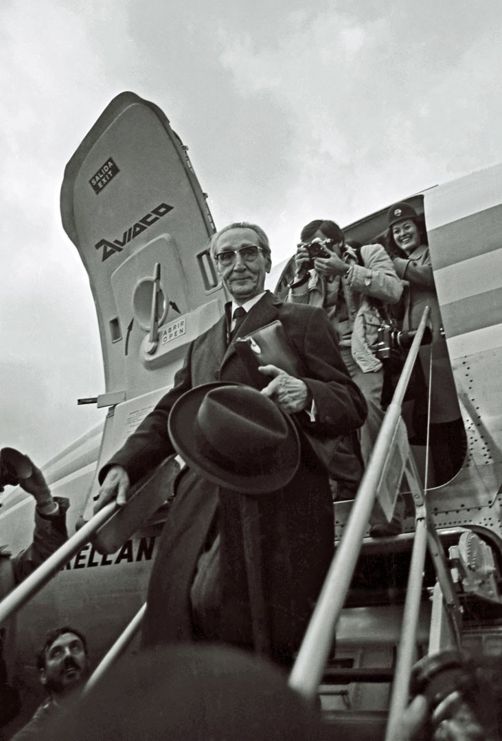 El Lehendakari Leizaola en el aeropuerto de Sondika