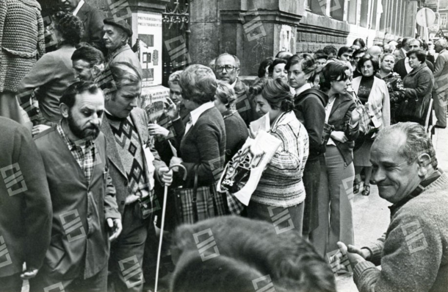 Imagen de un grupo de personas haciendo cola para poder ejercer su derecho a voto durante las elecciones generales de junio de 1977, en las escuelas d