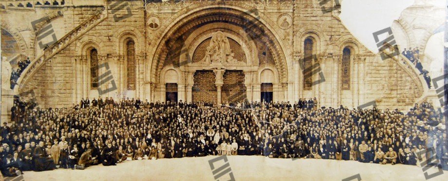 Instantánea que recoge al grupo de vascos que formaron parte de la primera peregrinación a la Basílica de Lourdes en 1910.