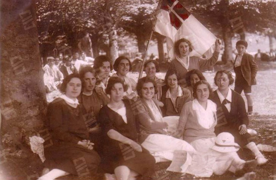Primera agrupación de Emakume Abertzale Batza (EAB), de Gasteiz. Entre las que se encuentran Las hermanas Josefa (Pepita) y Concha Gómez de Balugera y
