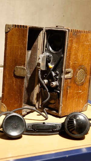 Museo del Nacionalismo Vasco - Bitxiak - Teléfono de campaña Museo del Nacionalismo Vasco - Bitxiak - Teléfono de campaña