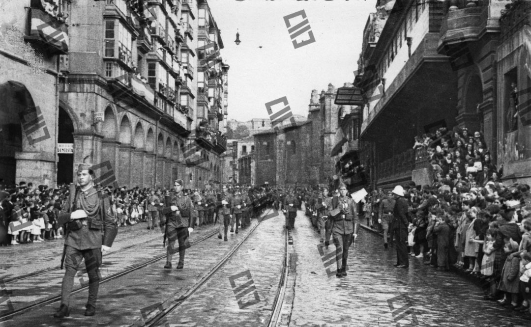 Desfile de tropas franquistas en la calle Ribera de Bilbao, junto al Mercado de la Ribera y la iglesia de San Anton