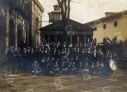 Imagen de la casa de juntas de Gernika en 1909 con los miembros de Mendigoixale Bazkuna