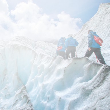 Imagen de una expedición en unas montañas nevadas