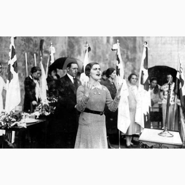 Julene Urzelai dando un mitin.