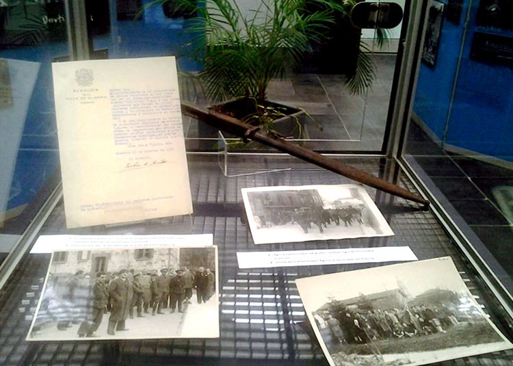 Imagen de una vitrina con fotos antiguas de la exposición Nunca más de Sabino Arana Fundazioa