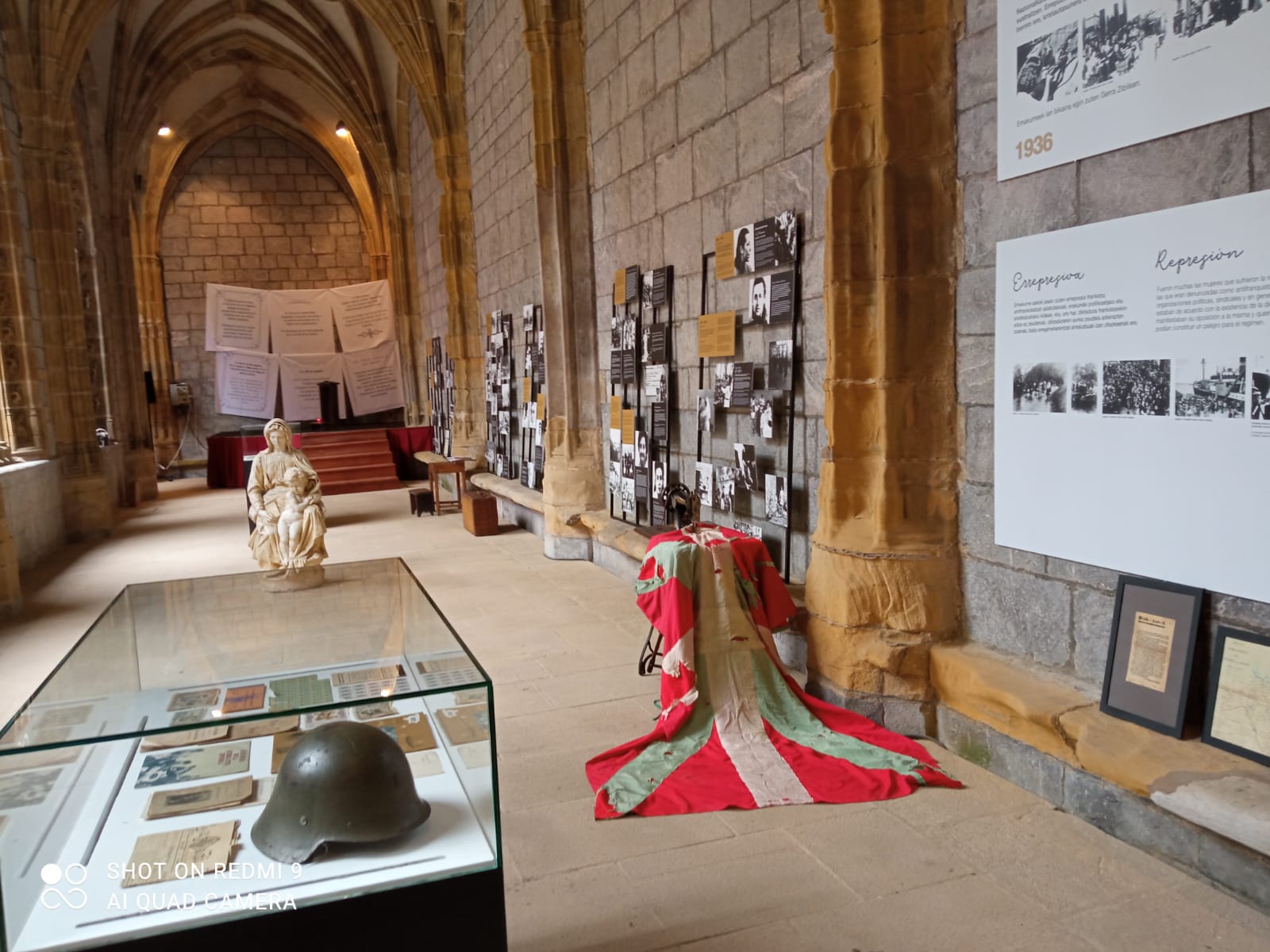 el museo del nacionalismo vasco cede varios objetos a la  exposición 'Itzalpeko emakumeak' de Deba