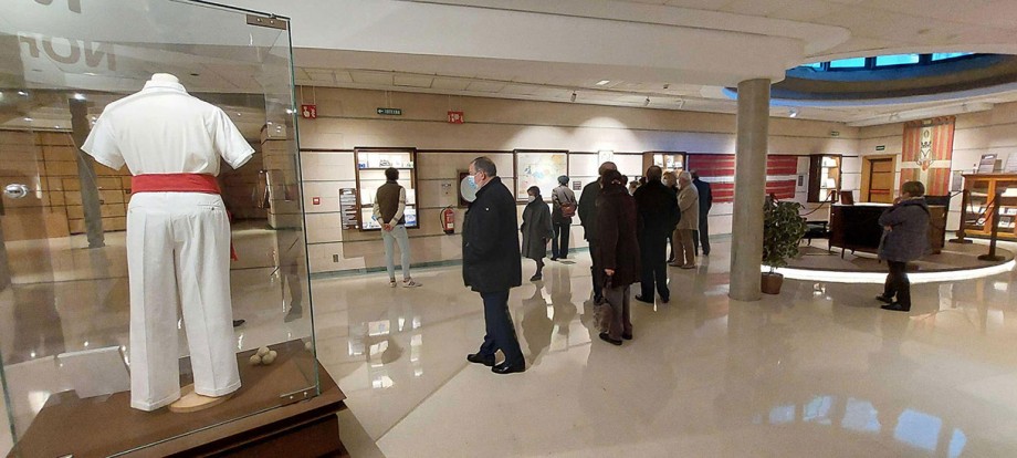 Visitantes de la exposición semipermanente Nor Gara gu? Esta es nuestra historia del Museo del Nacionalismo Vasco